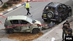 La policía israelí examina uno de los lugares en Ashdod que se vio afectado por uno de los cohetes lanzados por los militantes palestinos desde la franja de Gaza.