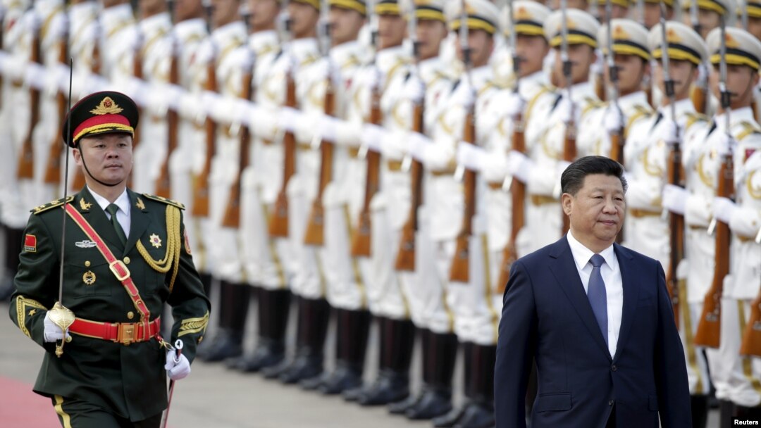 Presiden China XI Jinping memeriksa barisan kehormatan dalam upacara menyambut tamu negara, Presiden Nigeria Muhammadu Buhari (tidak nampak dalam gambar) di Beijing, China (Foto: dok).