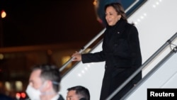 美國副總統賀錦麗乘“空軍二號”專機抵達波蘭華沙肖邦機場。(2022年3月9日)