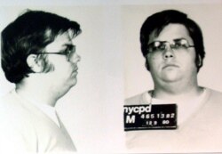 Archivo - Una fotografía policial de Mark David Chapman, quien disparó y mató a John Lennon, en el 25 aniversario de la muerte de Lennon en el Departamento de Policía de Nueva York el 8 de diciembre de 2005.