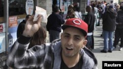 Los estadounidenses hicieron largas filas para comprar boletos hasta el día del sorteo.