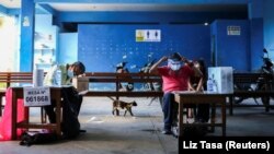 Un bureau de vote pendant les élections présidentielle et parlementaires, à Belen, au Pérou, le 11 avril 2021.