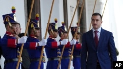 El presidente electo de Ecuador, Daniel Noboa, llega al palacio de gobierno para reunirse con el presidente Guillermo Lasso, a fin de iniciar el proceso de transición en Quito, Ecuador, el 17 de octubre de 2023.