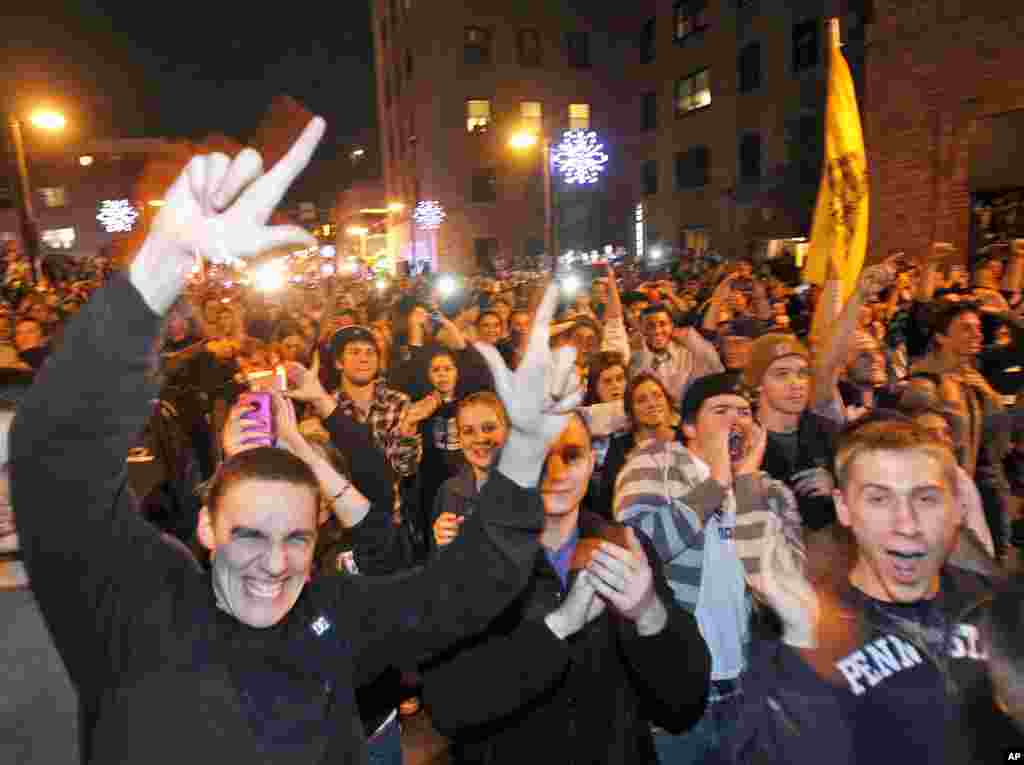 Students react while demonstrating against the termination of Penn State football coach Joe Paterno at State College, Pennsylvania, November 9, 2011. (Reuters)