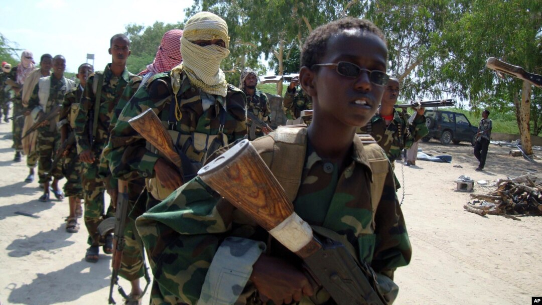 Al Shabab merekrut remaja dan anak-anak sebagai pejuangnya, dalam latihan di pinggiran Mogadishu (foto: ilustrasi). 
