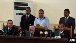 Le dirigeant des Frères musulmans égyptiens Mohamed Badie et des membres du mouvement lors du prononcé du verdict lors d’un procès au Caire le 22 août 2015.