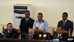 Le dirigeant des Frères musulmans égyptiens Mohamed Badie et des membres du mouvement lors du prononcé du verdict au Caire, le 22 août 2015.