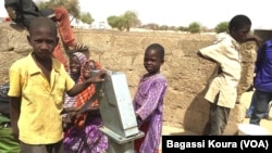 Des enfants réfugiés à l'une des fontaines d'eau du camp de Dar Es Salam à Baga-Sola (ouest du Tchad).