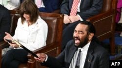 Representante democrata Al Green protesta contra discurso do Presidente Donald Trump no Congresso, Washington, 4 março 2025