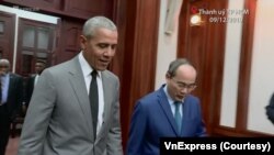 Cựu Tổng thống Mỹ Barack Obama cùng Bí thư Thành ủy Thành phố Hồ Chí Minh Nguyễn Thiện Nhân trong một buổi gặp mặt hôm 9/12 tại trụ sở TP HCM. (Ảnh chụp từ video trên VnExpress.net)