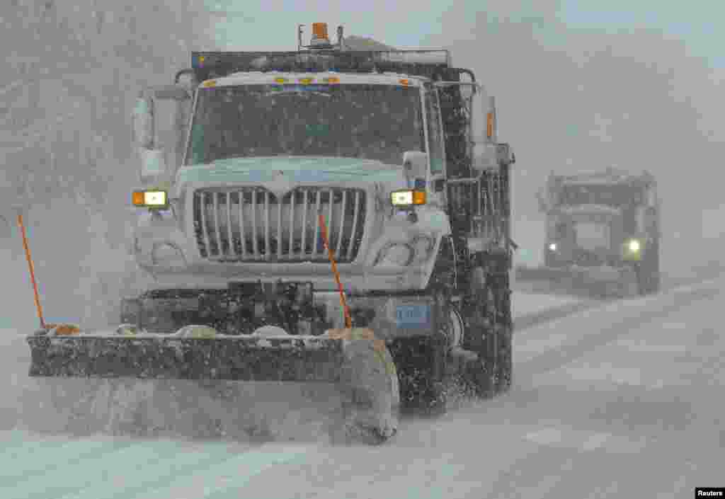 Truk pembersih jalan dari salju di Winchester, Virginia, sebelah barat Washington (6/3).
