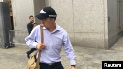 在纽约向联邦法官就充当中国政府间谍问题认罪的美国联邦调查局资深美籍华裔雇员秦昆山（音译，Kun Shan Chun）（2016年8月1日）