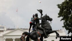 Para pengunjuk rasa menempelkan rantai ke patung Presiden AS Andrew Jackson di tengah Lafayette Park di depan Gedung Putih. (Foto: Reuters)