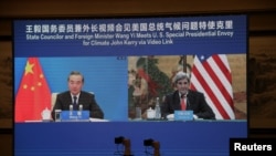 美国总统气候变化事务特使约翰·克里在天津出席与中国外长王毅的视讯会议。（2021年9月1日）