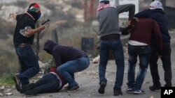 Beberapa polisi Israel yang menyamar, menahan demonstran Palestina dalam aksi protes di Ramallah, Tepi Barat (13/12). 