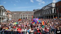 Partidarios del matrimonio gay celebraron el resultado del referéndum en Dublín, Irlanda, el 23 de mayo de 2015.