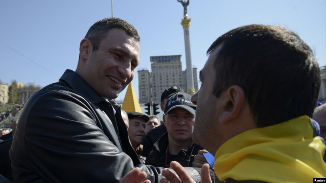 Vitaly Klitschko (kiri) bertemu dengan para pendukungnya di Lapangan Kemerdekaan di Kyiv, Ukraina (foto: dok).