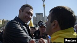 Vitaly Klitschko (kiri) bertemu dengan para pendukungnya di Lapangan Kemerdekaan di Kyiv, Ukraina (foto: dok).