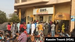 Certains Bamakois devant une banque à Bamako, le 15 avril 2020. (VOA/Kassim Traoré)