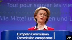 Presiden Komisi Uni Eropa Ursula von der Leyen di kantor pusat Uni Eropa di Brussels, 2 April 2020.