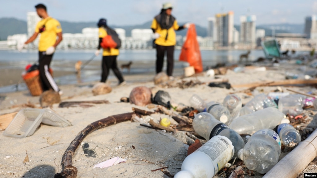 Plastic bottles lie stranded on a beach as volunteers collect rubbish during a beach cleanup campaign organised in conjunction with the Earth Day celebration in George Town, Malaysia April 22, 2024. (REUTERS/Hasnoor Hussain/File Photo)