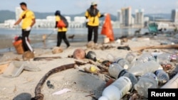 Plastic bottles lie stranded on a beach as volunteers collect rubbish during a beach cleanup campaign organised in conjunction with the Earth Day celebration in George Town, Malaysia April 22, 2024. (REUTERS/Hasnoor Hussain/File Photo)
