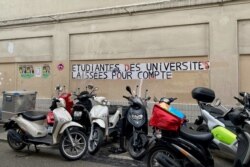 Graffiti in Paris says, "University students, left to their own devices." Conditions around COVID-19 have hit many young people hard, with reports of some going hungry. (Lisa Bryant/VOA)