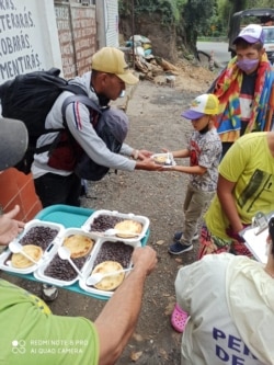 Muchos migrantes venezolanos viven en Colombia de la caridad pública, con el nuevo Estatuto Migratorio podrán acceder a empleos formales, educación y servicio de salud. Foto Cortesía Red Humanitaria.