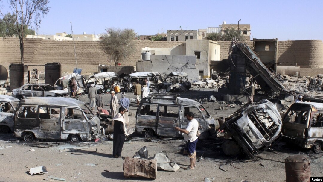 Mobil-mobil hancur akibat serangan bom Saudi di kota Saada, Yaman (16/4).