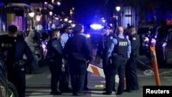 Petugas polisi berdiri di lokasi kejadian saat sebuah truk menabrak kerumunan besar di Bourbon Street di French Quarter, New Orleans, Louisiana, AS, 1 Januari 2025. (Foto: ABC Affiliate WGNO/Handout via REUTERS)