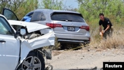 Un técnico forense trabaja en una escena después de un accidente que involucró a miembros del equipo de la presidenta electa Claudia Sheinbaum, en el estado de Coahuila, México, el 14 de junio de 2024.