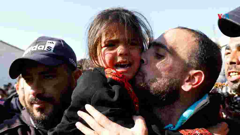 Un prisionero palestino sostiene a un niño después de ser liberado por Israel, como parte de un intercambio de rehenes y prisioneros, en el marco de un acuerdo de alto el fuego en Gaza entre Hamás e Israel.