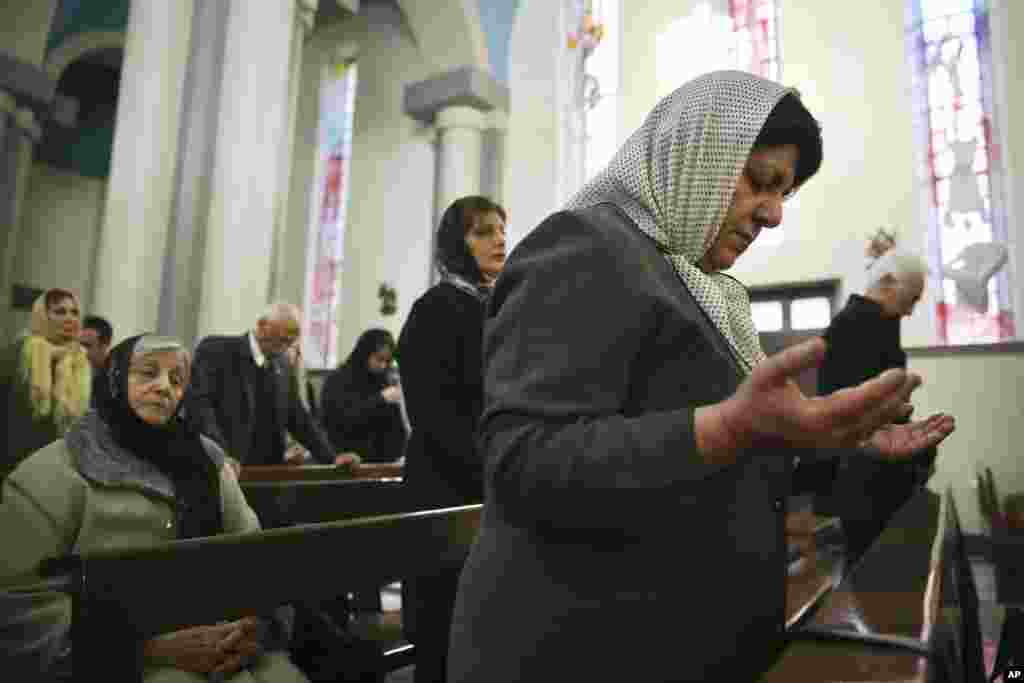 Para peziarah Kristen Iran berdoa dalam Misa Natal di Gereja Katholik Santo Yusuf Chaldean- Assyrian di Tehrran, 25 Desember 2016.