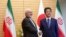 Thủ tướng Nhật Bản Shinzo Abe (phải) bắt tay Ngoại trưởng Iran Mohammad Javad Zarif trong một chuyến thăm của người đứng đầu ngành ngoại giao Iran tới Tokyo hôm 16/5. Ông Abe dự định sẽ đi thăm Iran trong tuần tới.