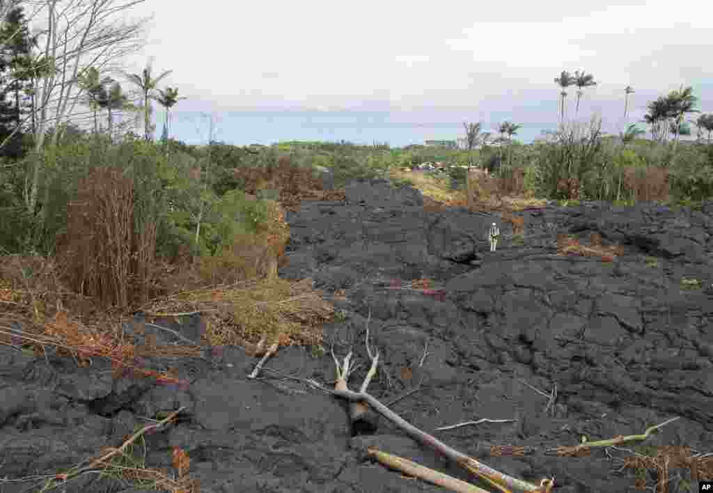 La coulée de lave du volcan Kilauea Volcano continue son bonhomme de chemin, destruisant tout sur son passage à Pahoa, Hawaii.