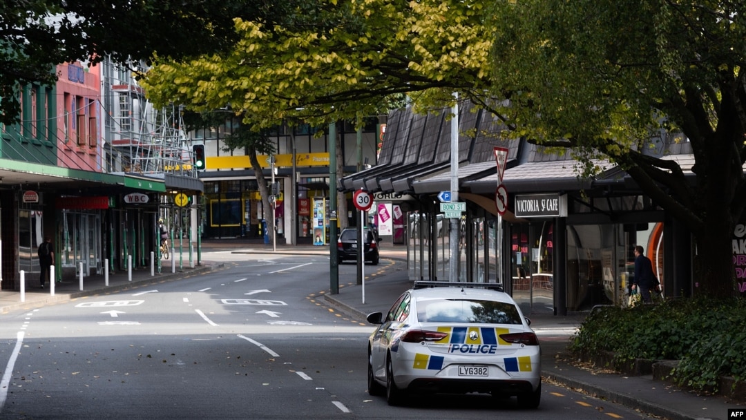 Sebuah mobil polisi berpatroli di jalan-jalan di kawasan pusat bisnis yang biasanya sibuk setelah lockdown level 4 diberlakukan, di Wellington pada 26 Maret 2020. (Foto: AP)