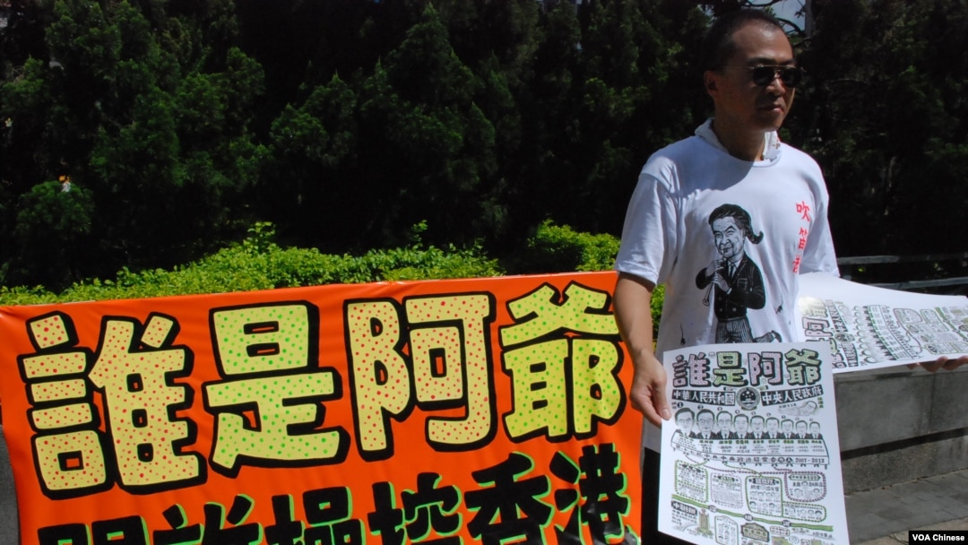 香港2012年7-1大遊行，獨立藝術家石家豪向遊行人士派發他繪製的漫畫。（資料圖片）