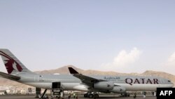 Un avion transportant le vice-Premier ministre et ministre des Affaires étrangères du Qatar Mohammed bin Abdulrahman al-Thani est à l'aéroport de Kaboul le 12 septembre 2021. (Photo Karim SAHIB / AFP)