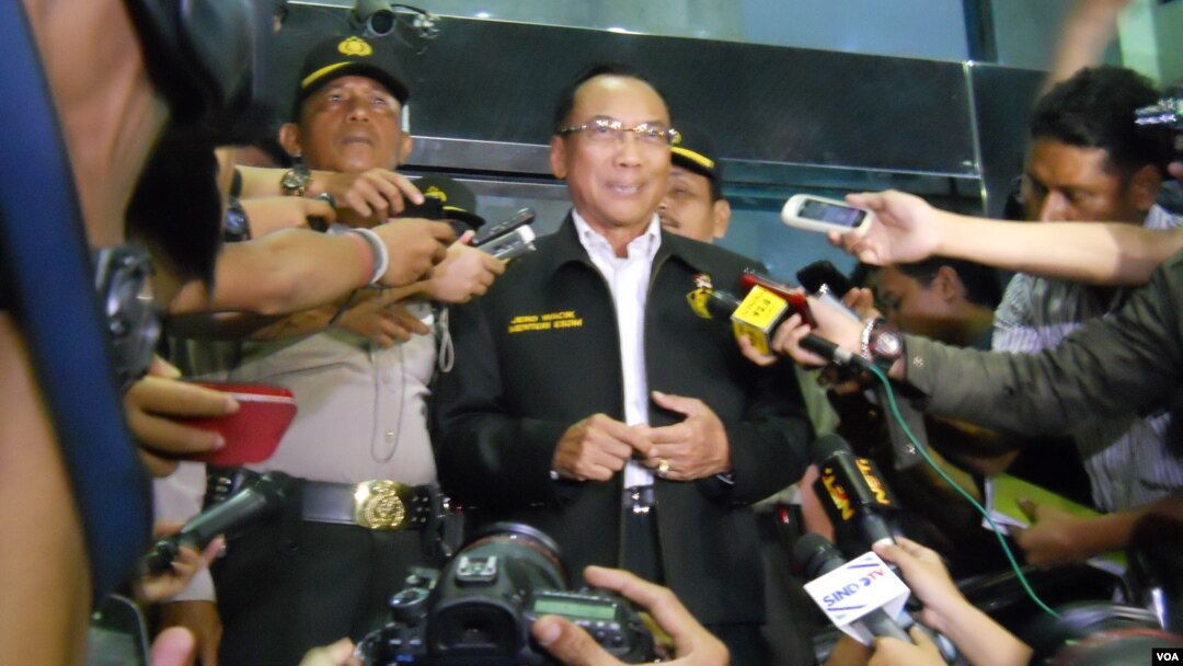 Menteri ESDM Jero Wacik memberi keterangan usai diperiksa penyidik KPK Senin (2/12) terkait kaus suap SKK Migas. (VOA/Andylala Waluyo)