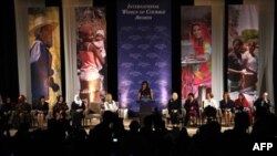 Первая леди США Мишель Обама приняла участие в торжественной церемонии награждения 10 женщин из разных стран мира международной премией «За мужество». Вашингтон. 8 марта 2011 года