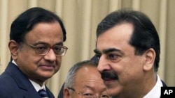 Indian Home Minister Palaniappan Chidambaram, left, watches Pakistan's PM Yousuf Raza Gilani, right, in Islamabad, Pakistan (File Photo - June 26, 2010)