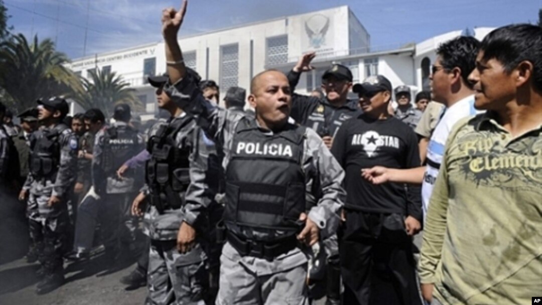 Polisi Ekuador menertibkan aksi protes di kota Quito (foto: ilustrasi). Mantan kepala kepolisian Ekuador yang dicari karena kejahatan terhadap kemanusiaan telah ditangkap di Amerika. 