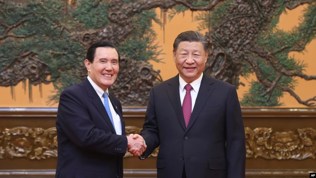 台湾前总统马英九2024年4月10日与中国国家主席习近平会面。（中国官方照片）(photo:VOA)