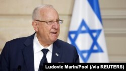 Presiden Israel Reuven Rivlin dalan konferensi pers bersama dengan Presiden Perancis Emmanuel Macron setelah makan siang di Istana Elysee, Paris, Kamis, 18 Maret 2021. (Foto: Ludovic Marin/Reuters)