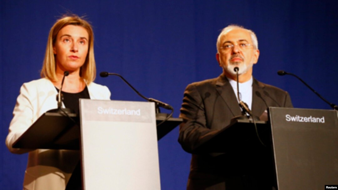 Kepala kebijakan LN Uni Eropa, Federica Mogherini (kiri) dan Menlu Iran, Javad Zarif memberikan keterangan pers mengenai perundingan nuklir Iran di Lausanne, Swiss (2/4).