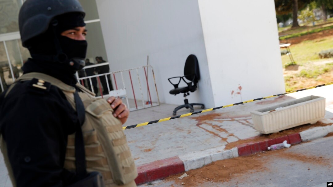 Seorang polisi berjaga-jaga di depan pintu masuk museum Bardo di Tunis, Tunisia, sehari setelah terjadinya serangan, Kamis (19/3).