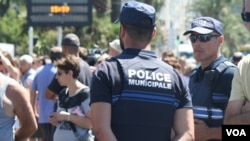 Far right leaders have criticized the government sharply, saying there wasn't enough security at the Bastille Day celebration to protect the people from a terrorist attack in Nice, France, July 16, 2016. (H.Murdock/VOA)