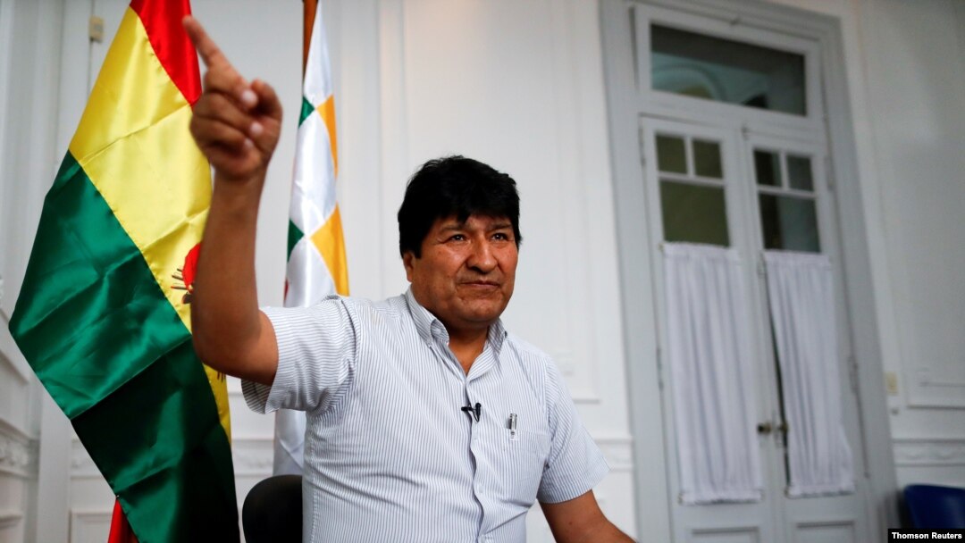 El expresidente de Bolivia, Evo Morales hace un gesto durante una entrevista con Reuters en Buenos Aires, Argentina, el 22 de agosto de 2020.