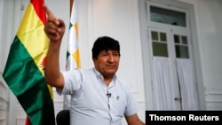 El expresidente de Bolivia, Evo Morales hace un gesto durante una entrevista con Reuters en Buenos Aires, Argentina, el 22 de agosto de 2020.