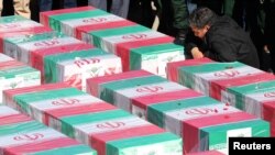 İslam Dövləti qrupunun Kirmanda etdiyi hücumun qurbanlarının dəfn mərasimi. 